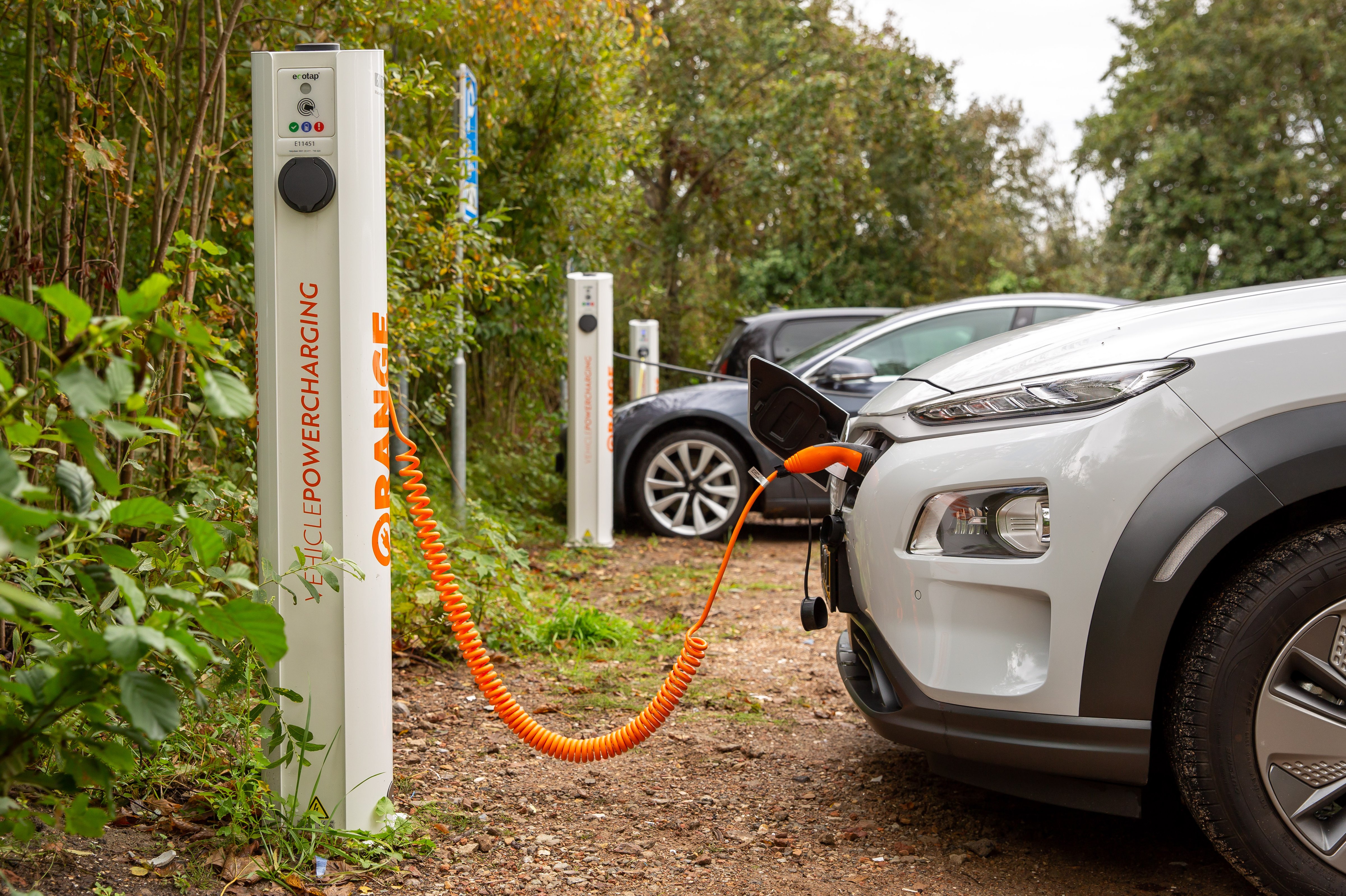 MKB Rotterdam laadpalen Orange charging