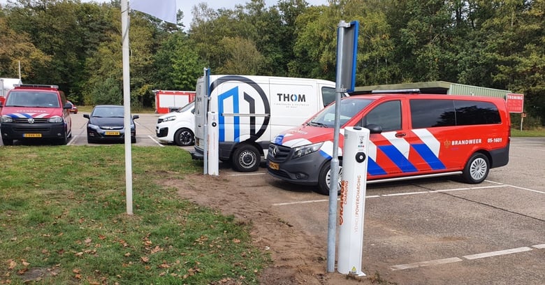 BRANDWEER TWENTE duo laadpaal-1 gecomprimeerd