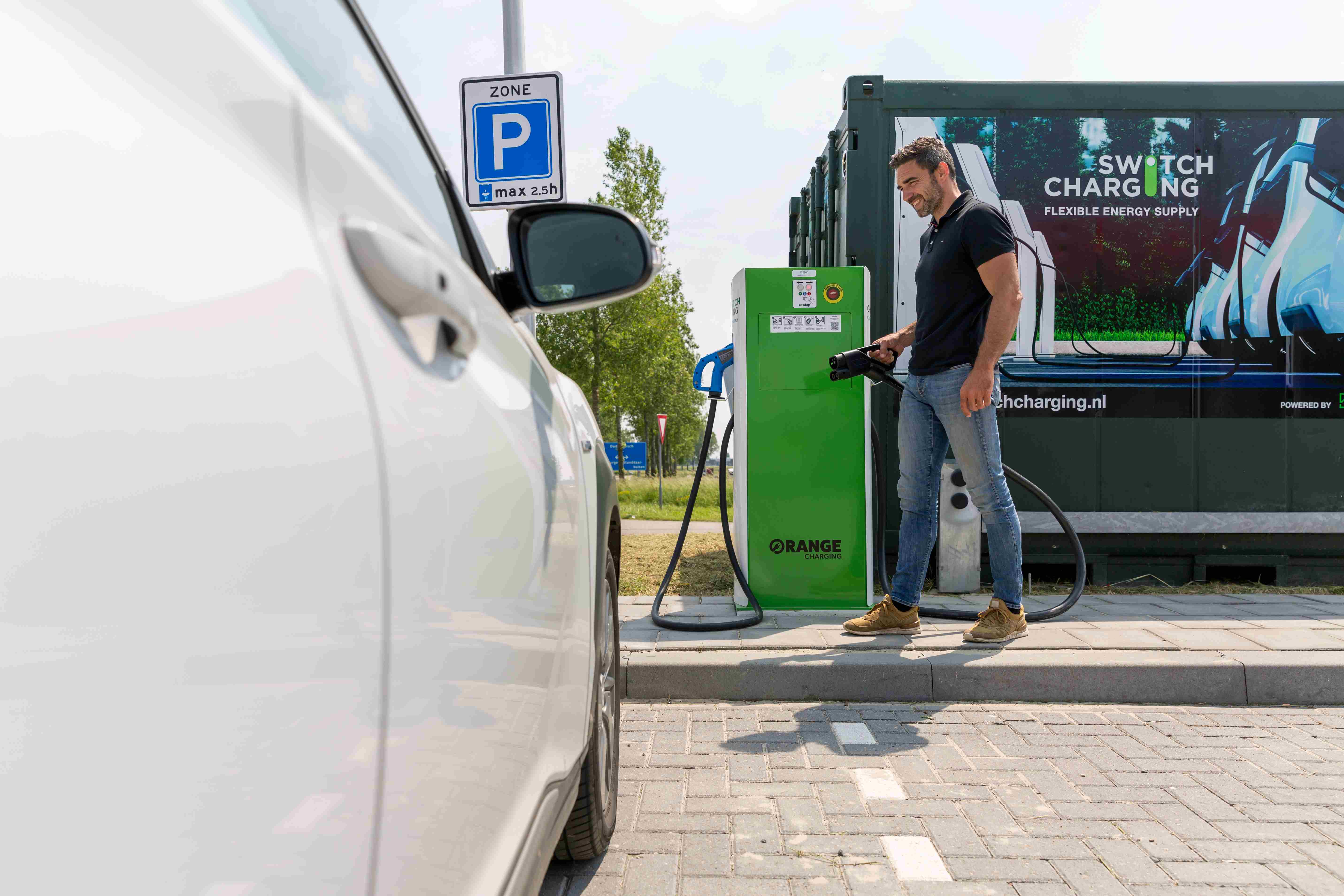 Switch charging-laadpaal-standdaarbuiten-sakkotankstation