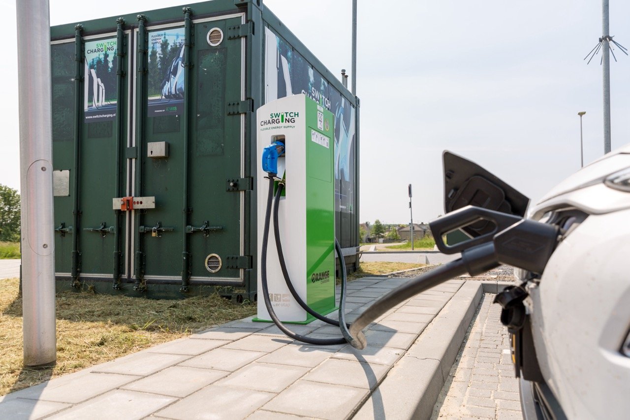 Switch charging-laadpaal-standdaarbuiten-sakkotankstation