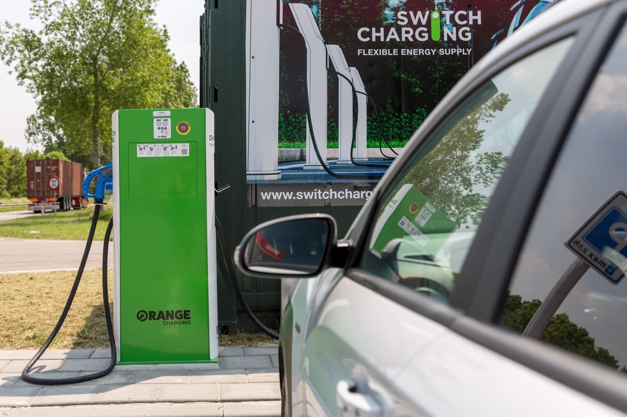Switch charging-laadpaal-standdaarbuiten-sakkotankstation