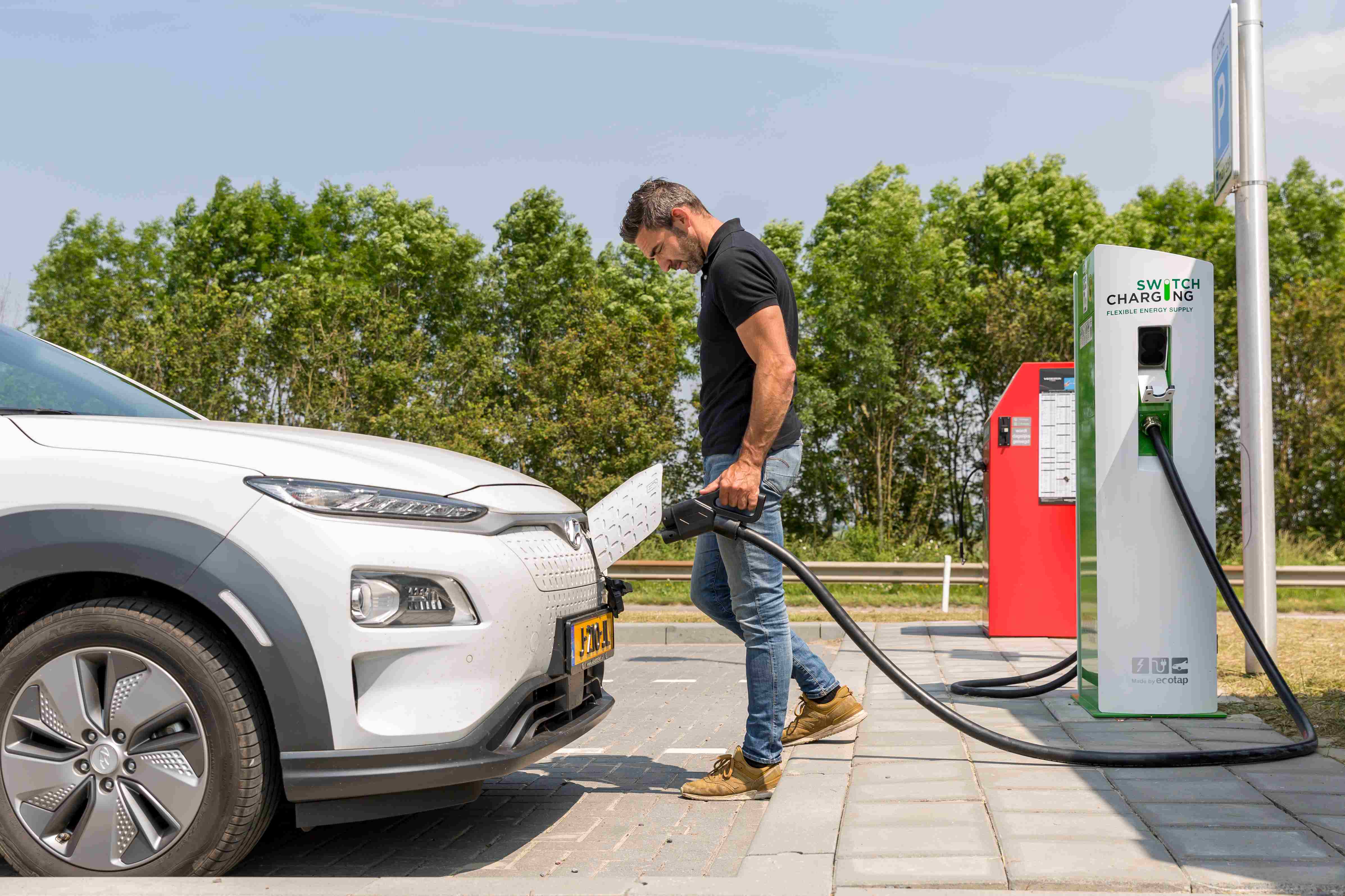 Switch charging-laadpaal-standdaarbuiten-sakkotankstation
