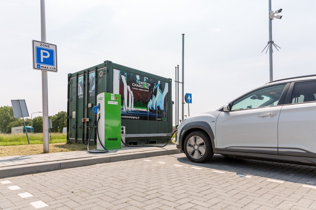 Switch charging-laadpaal-standdaarbuiten-sakkotankstation