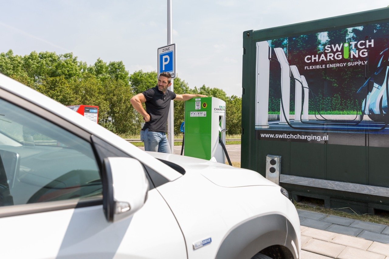 Switch charging-laadpaal-standdaarbuiten-sakkotankstation