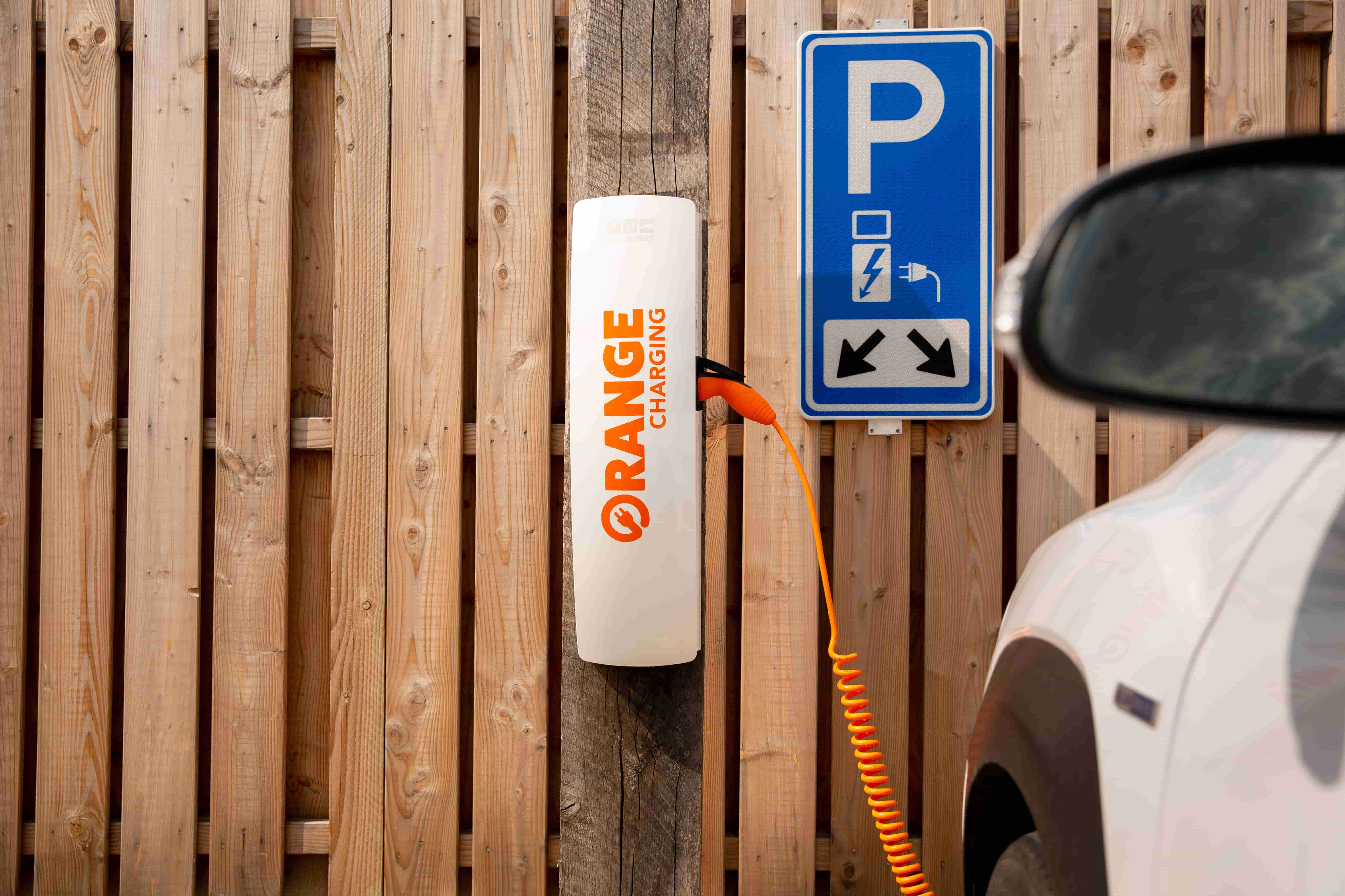 snellaadpaal-orange-charging