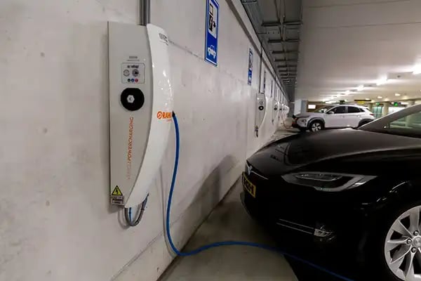orange-charging-vve-parkeergarage